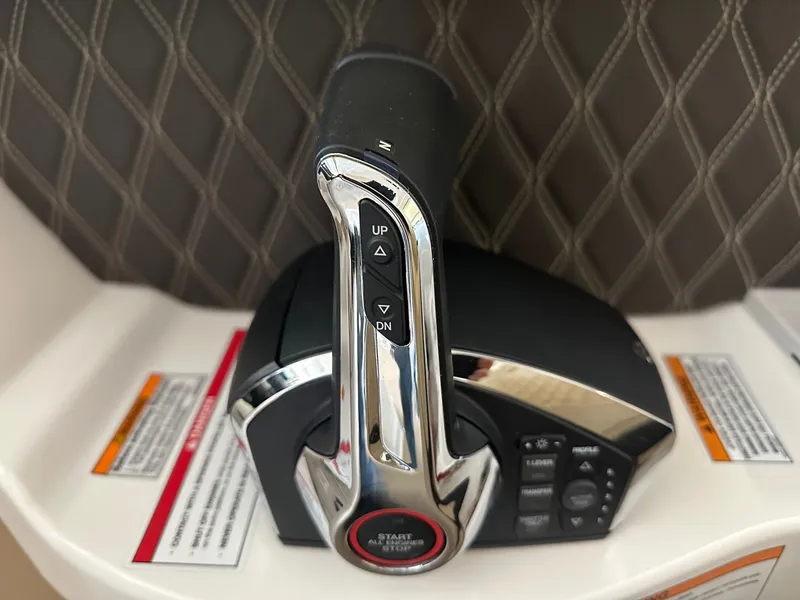 Slide: The Image of Sea Ray SLX 350 2024 - 24