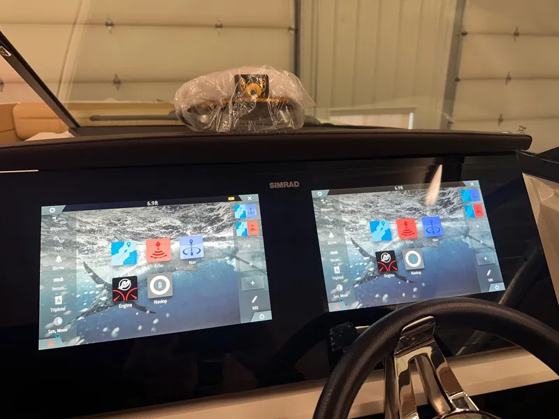 Slide: The Image of Sea Ray SLX 350 2024 - 26