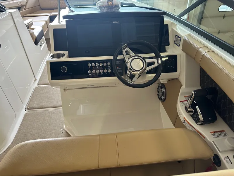 Slide: The Image of Sea Ray SLX 350 2024 - 27