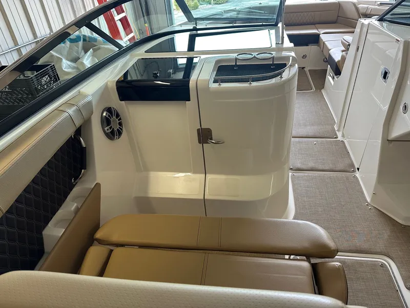 Slide: The Image of Sea Ray SLX 350 2024 - 28