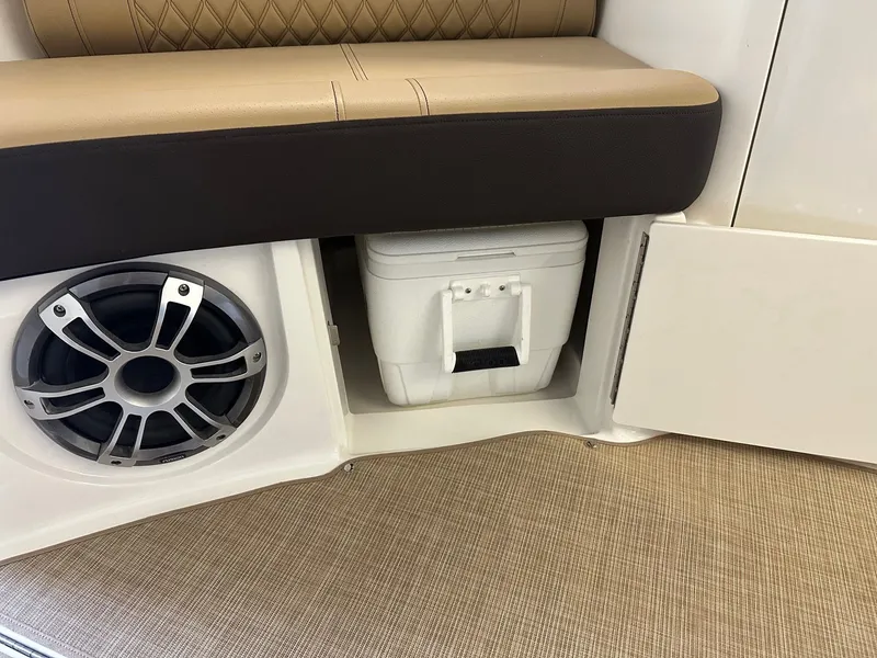 Slide: The Image of Sea Ray SLX 350 2024 - 30