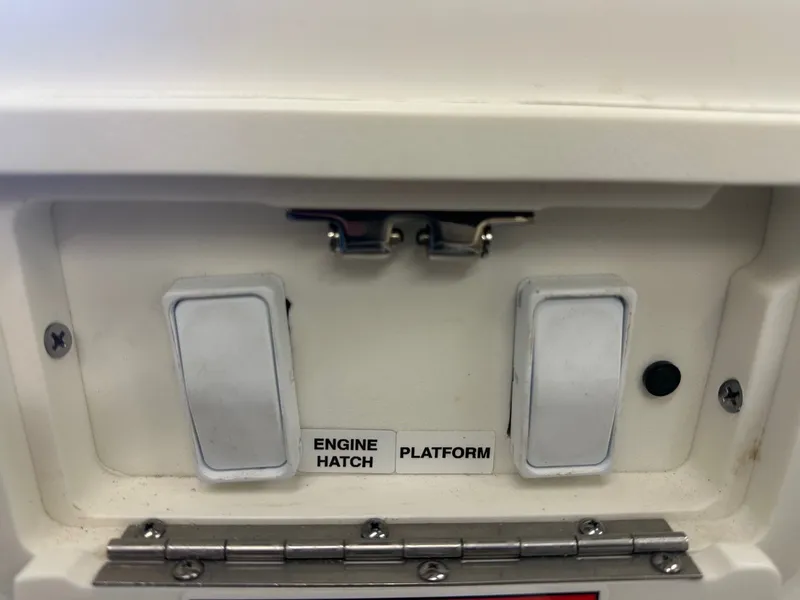 Slide: The Image of Sea Ray SLX 350 2024 - 31