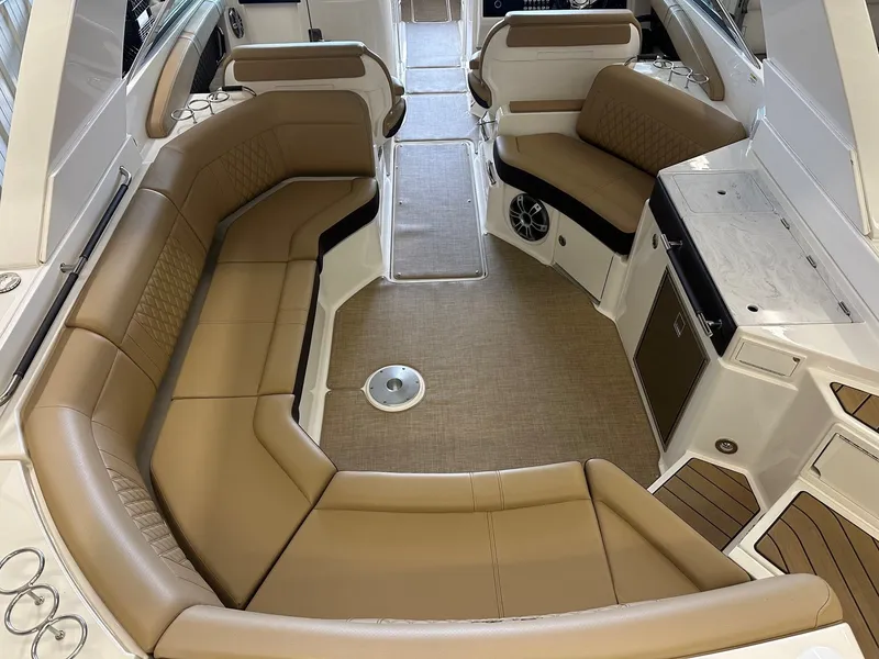 Slide: The Image of Sea Ray SLX 350 2024 - 34