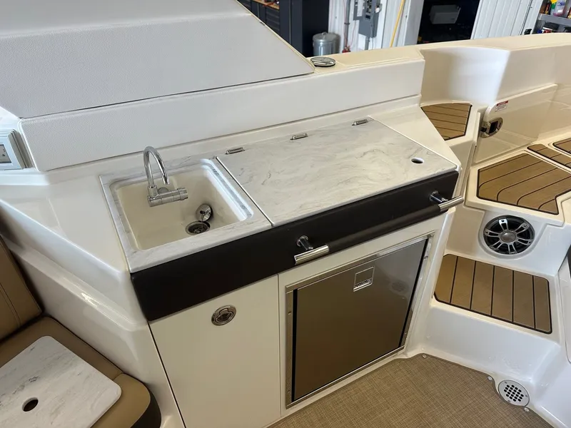 Slide: The Image of Sea Ray SLX 350 2024 - 35