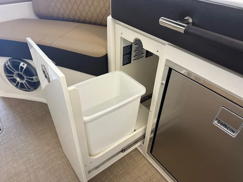 Slide: The Image of Sea Ray SLX 350 2024 - 36