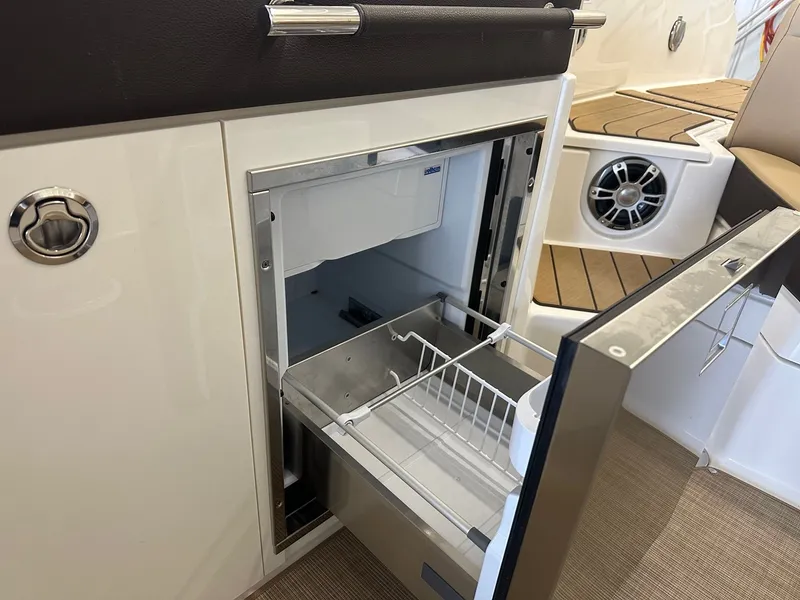 Slide: The Image of Sea Ray SLX 350 2024 - 37