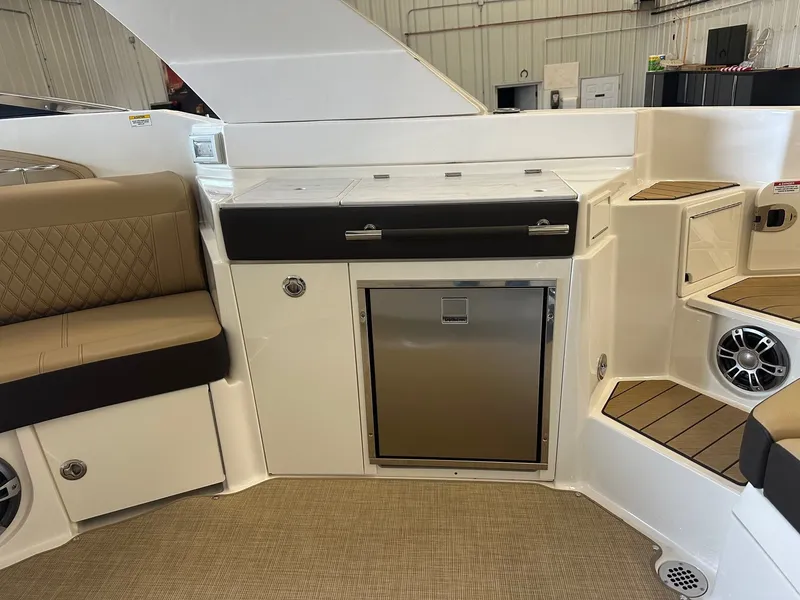 Slide: The Image of Sea Ray SLX 350 2024 - 38