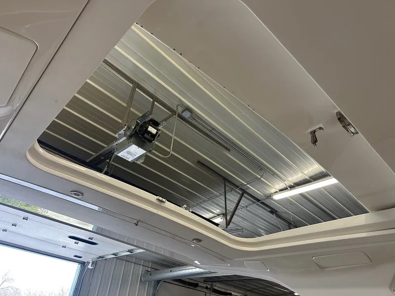 Slide: The Image of Sea Ray SLX 350 2024 - 6