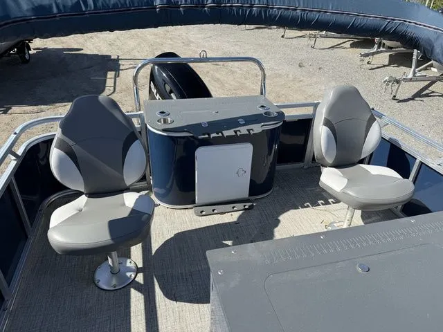 Slide: The Image of Tahoe Sport Rear Fish 23' 2023 - 11