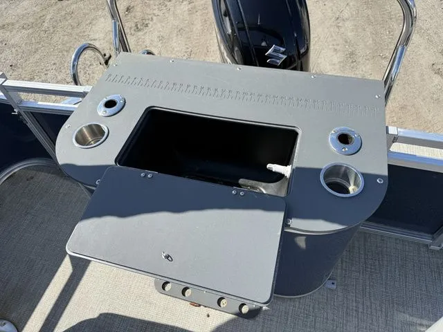 Slide: The Image of Tahoe Sport Rear Fish 23' 2023 - 12