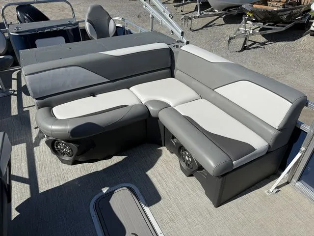 Slide: The Image of Tahoe Sport Rear Fish 23' 2023 - 8