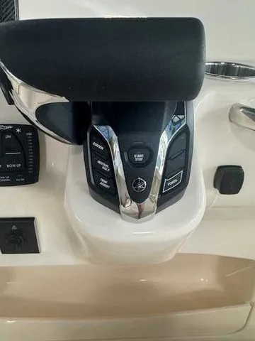 Slide: The Image of Grady-White Fisherman 180 2025 - 15