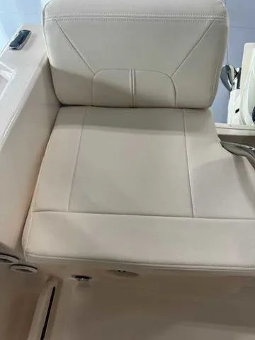 Slide: The Image of Grady-White Fisherman 180 2025 - 7