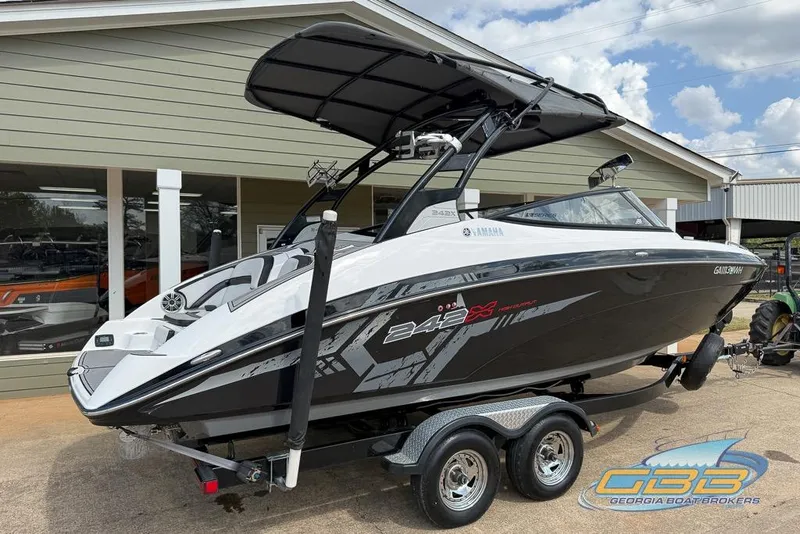 Slide: The Image of 2017 Yamaha Boats 242X E-Series on trailer, displayed at Georgia Boat Brokers. - 11