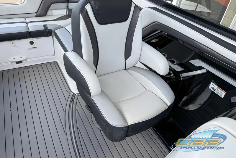 Slide: The Image of Captain's chair in 2017 Yamaha Boats 242X E-Series, featuring sleek design and comfortable seating. - 25
