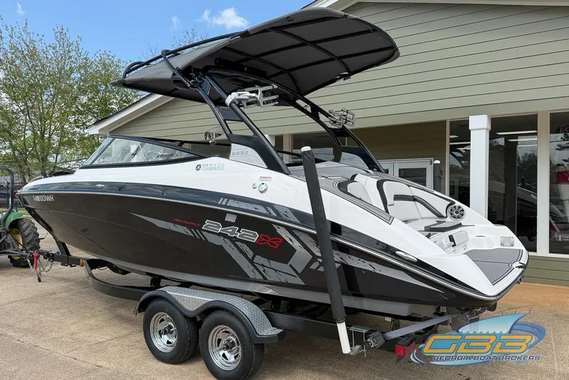 Slide: The Image of 2017 Yamaha Boats 242X E-Series on trailer, parked outside a building. - 4