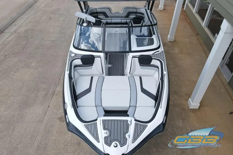 Slide: The Image of 2017 Yamaha Boats 242X E-Series, top view, sleek design, spacious seating, modern features. - 9