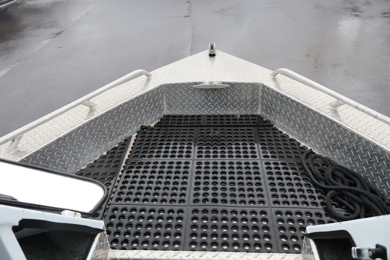 Slide: The Image of Bow view of a 2006 Thunder Jet Luxor 19 boat with diamond plate flooring. - 12