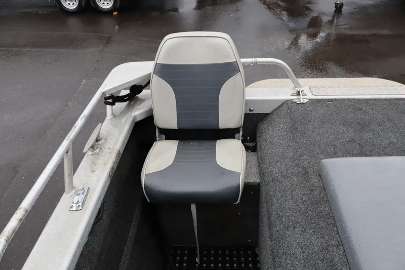 Slide: The Image of Boat seat on a 2006 Thunder Jet Luxor 19, featuring gray and white upholstery. - 5