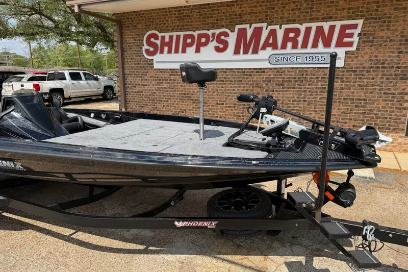 Slide: The Image of 2026 Phoenix 921 Elite X II boat at Shipp's Marine dealership. - 3