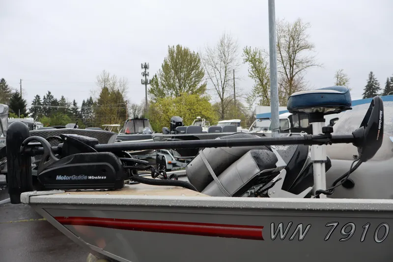 Slide: The Image of 2009 Lowe Fishing Machine 165 with MotorGuide Wireless trolling motor. - 11