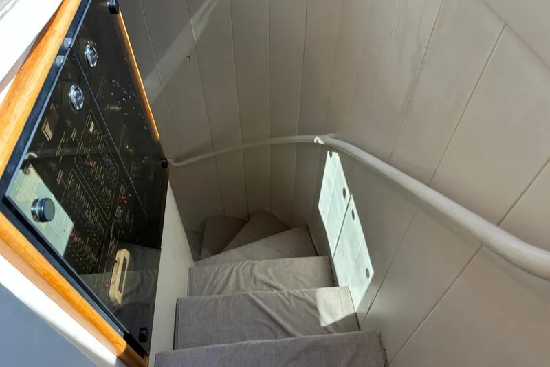 Slide: The Image of Staircase inside 1999 Bayliner 5788 Pilot House Motoryacht with control panel. - 36