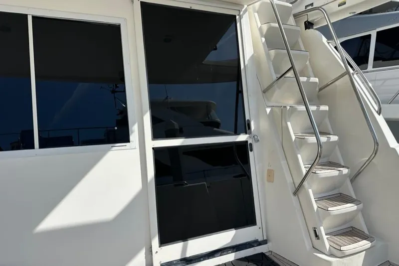 Slide: The Image of 1999 Bayliner 5788 Pilot House Motoryacht with exterior stairs and windows. - 69