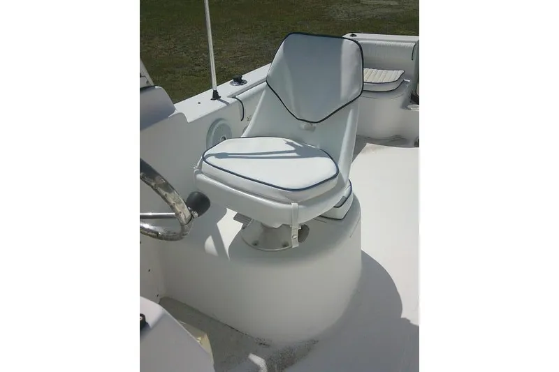 Slide: The Image of Captain's chair on 2006 Clearwater 2200 Dual Console boat, white upholstery. - 18
