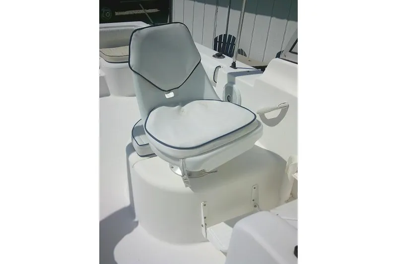 Slide: The Image of White seat on 2006 Clearwater 2200 Dual Console boat deck. - 19
