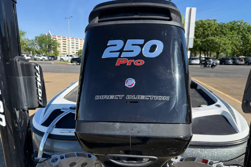 Slide: The Image of Outboard motor on a 2016 Nitro Z21 boat, featuring "250 Pro" direct injection. - 40