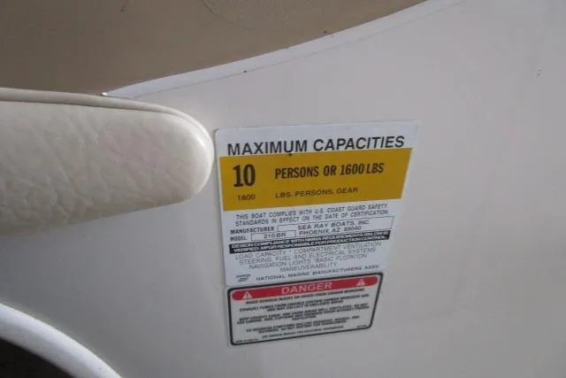 Slide: The Image of Sea Ray 210 Signature 2000 boat capacity label, maximum 10 persons or 1600 lbs. - 30