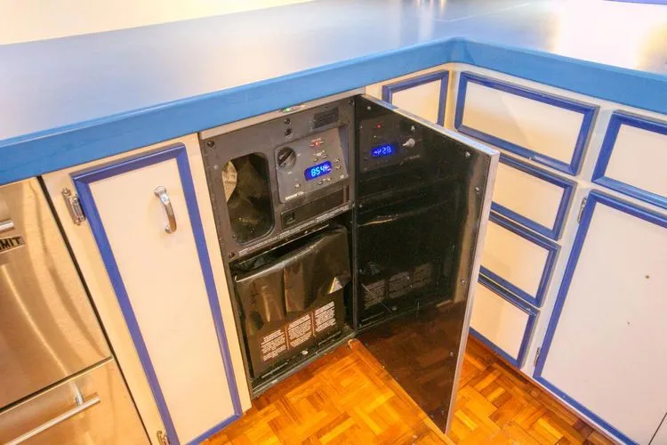 Slide: The Image of 1981 Hatteras 56 My - Image 44 - 44