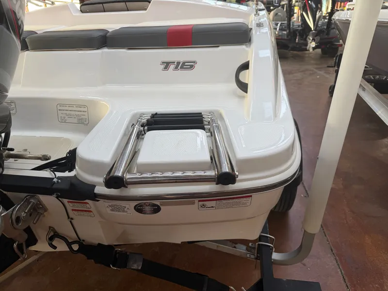 Slide: The Image of Tracker TAHOE T16 2021 - 10