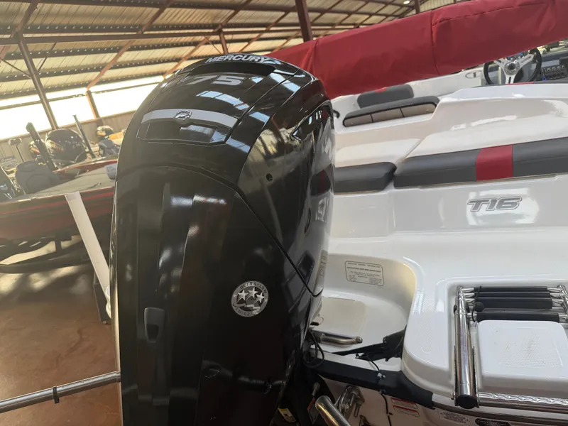 Slide: The Image of Tracker TAHOE T16 2021 - 11