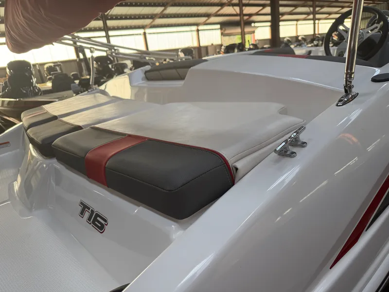 Slide: The Image of Tracker TAHOE T16 2021 - 15