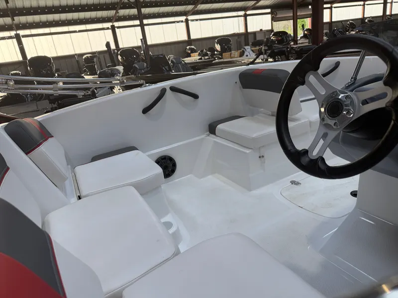 Slide: The Image of Tracker TAHOE T16 2021 - 4