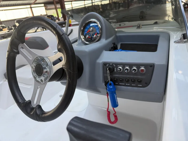 Slide: The Image of Tracker TAHOE T16 2021 - 5