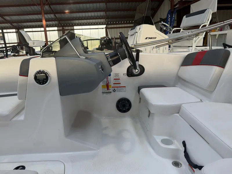 Slide: The Image of Tracker TAHOE T16 2021 - 9