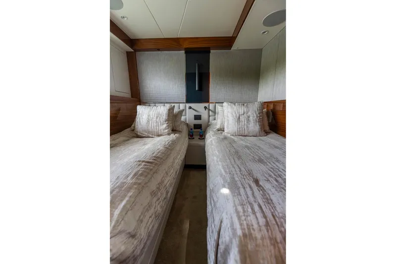 Slide: The Image of Interior of 2021 Sunseeker Manhattan 68 yacht with twin beds and modern decor. - 33