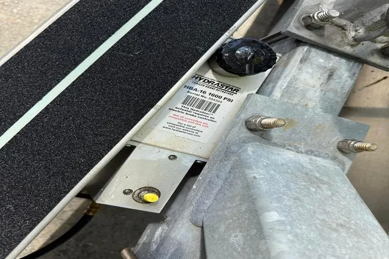 Slide: The Image of Hydrastar HBA-16 brake actuator on Intrepid 289 Center Console, 2003 model. - 40