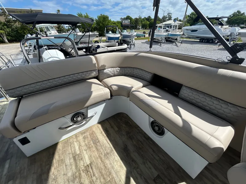 Slide: The Image of Crest 250 Caribbean Platinum 2021 - 10