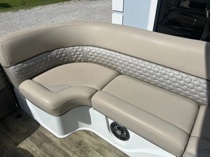 Slide: The Image of Crest 250 Caribbean Platinum 2021 - 16