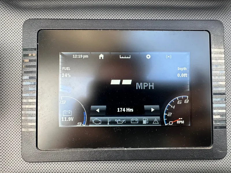 Slide: The Image of Yamaha AR195 2022 boat display showing fuel level and engine hours. - 11