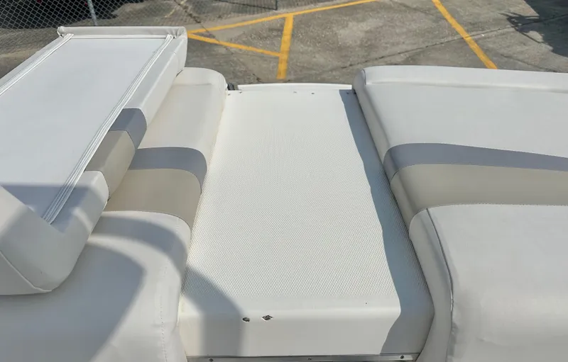 Slide: The Image of Chaparral 210 SSi 2008 boat seating area in white. - 23