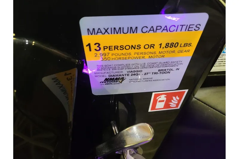 Slide: The Image of Maximum capacity sign for Viaggio Diamante 24Q Tritoon 2026. - 25