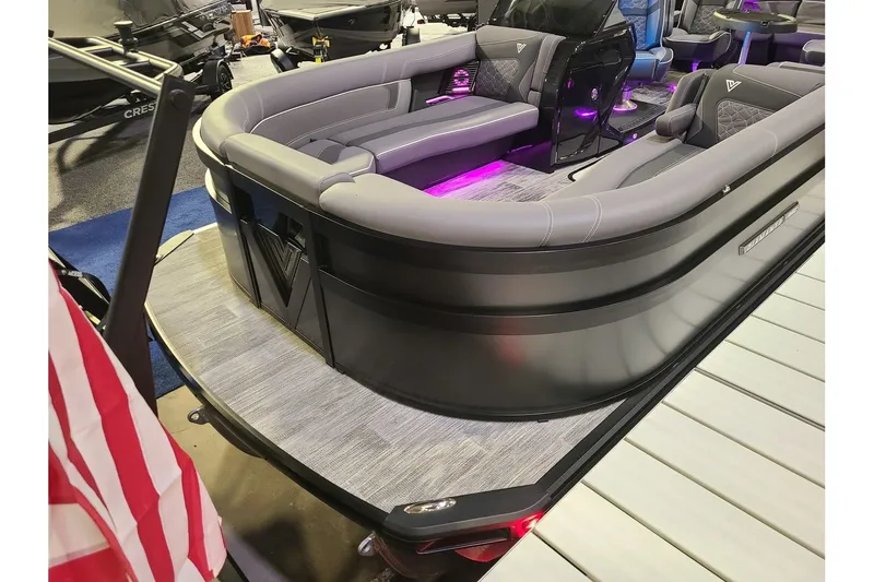 Slide: The Image of Viaggio Diamante 24Q Tritoon 2026 with luxurious interior and LED lighting. - 5