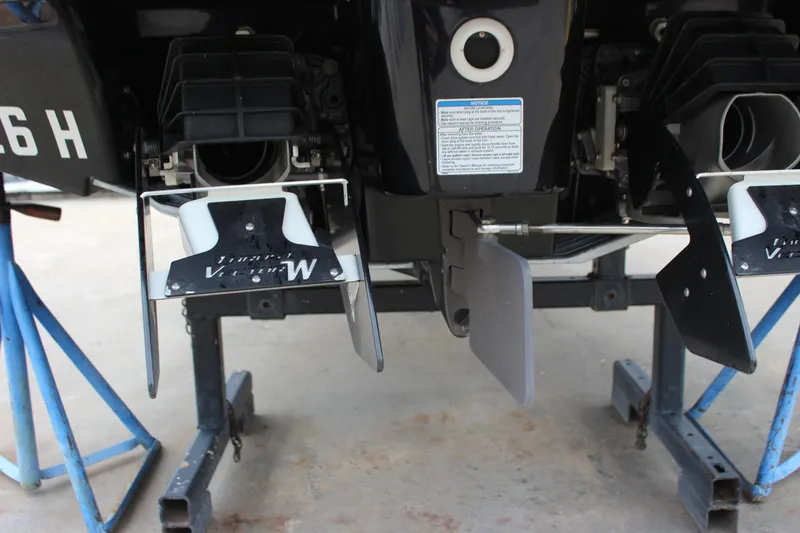 Slide: The Image of Rear view of 2017 Yamaha Boats 242 Limited S E-Series on stands. - 19