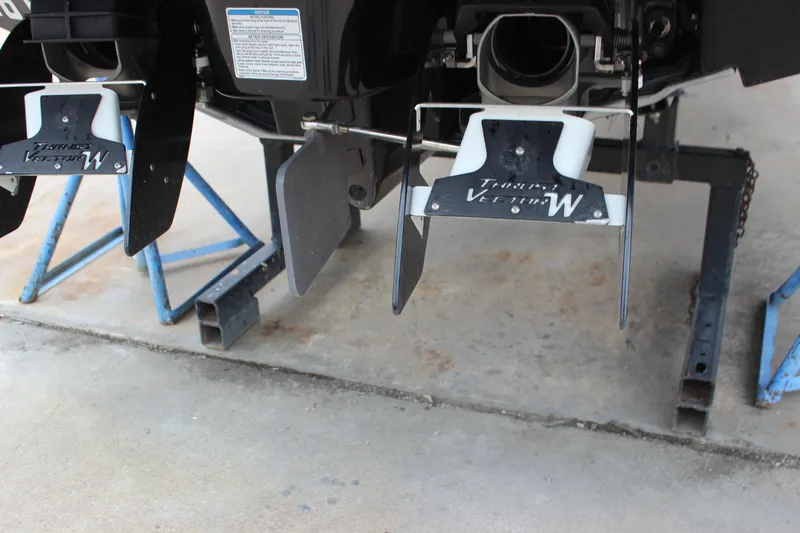 Slide: The Image of Rear view of 2017 Yamaha Boats 242 Limited S E-Series with Thrust Vector fins. - 20