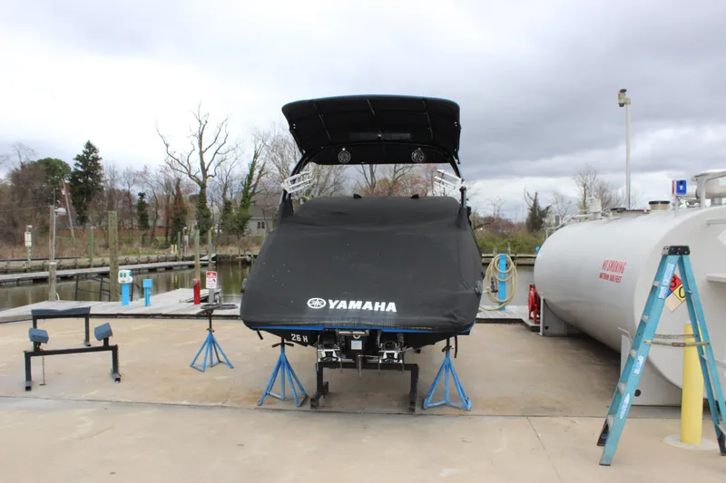 Slide: The Image of 2017 Yamaha Boats 242 Limited S E-Series covered at a dockside fueling station. - 4