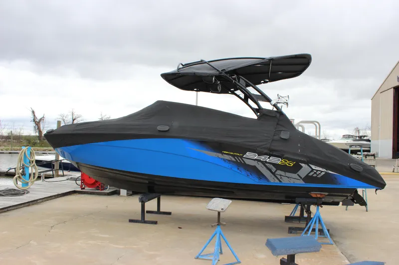 Slide: The Image of 2017 Yamaha Boats 242 Limited S E-Series covered and elevated on stands. - 6
